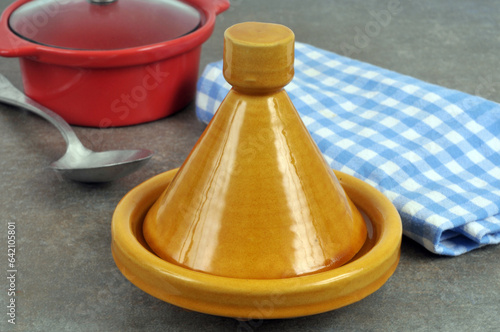 Plat à tajine marocain en terre cuite en gros plan
