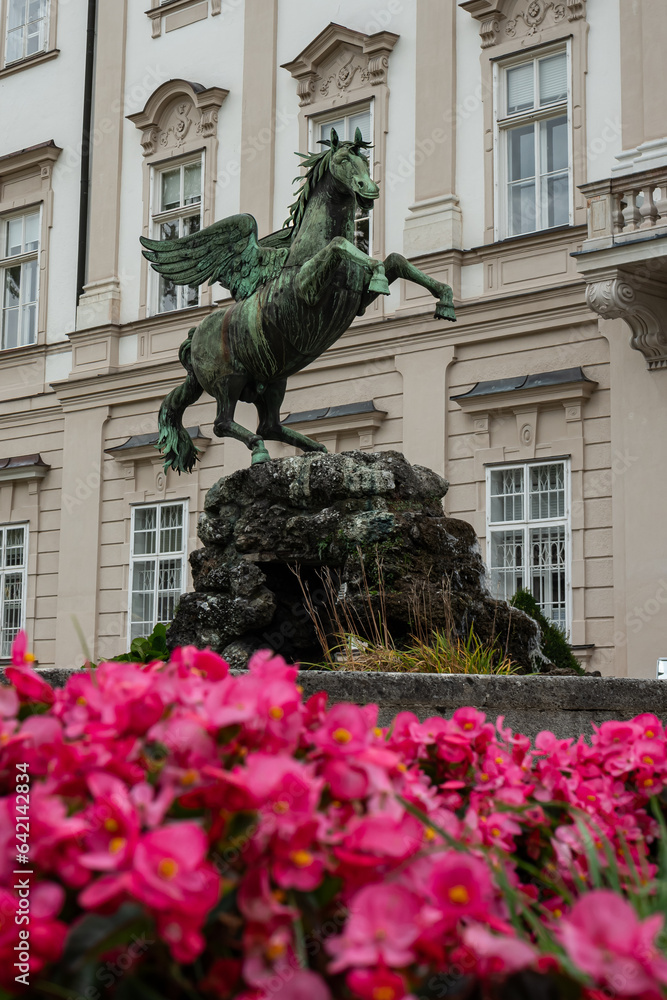 Obraz premium Figur im Garten Mirabell Salzburg