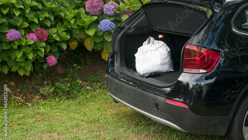 Bolsa de tela en maletero de coche en jardín