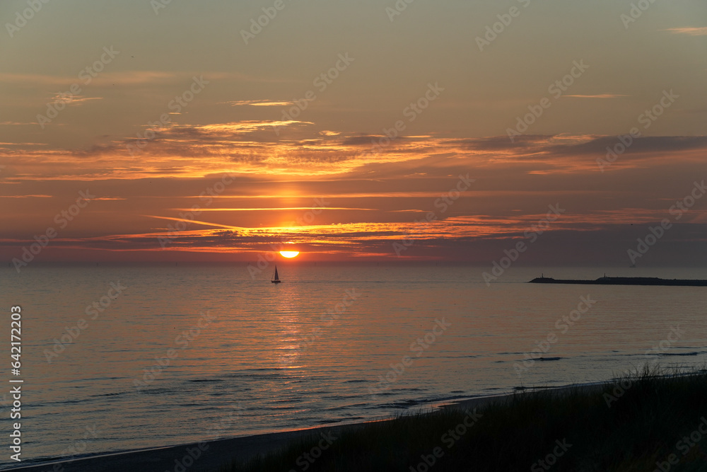 Romantischer Sonnenuntergang am Meer an der Nordsee in den Dünen von Dänemark