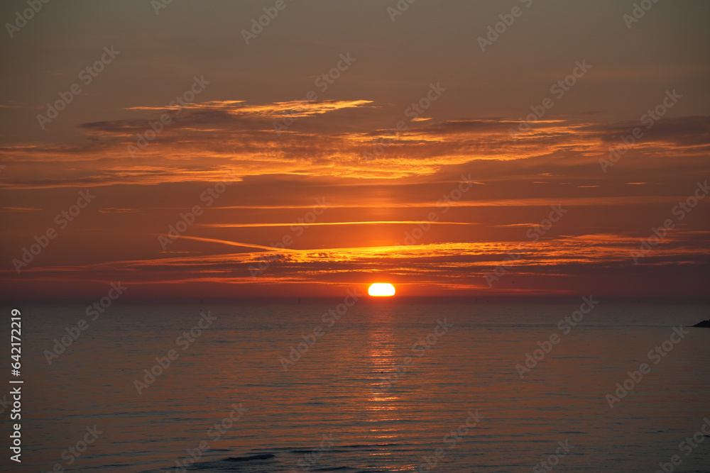 Romantischer Sonnenuntergang am Meer an der Nordsee in den Dünen von Dänemark