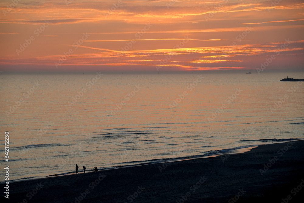 Romantischer Sonnenuntergang am Meer an der Nordsee in den Dünen von Dänemark Romantischer Sonnenuntergang am Meer an der Nordsee in den Dünen von Dänemark