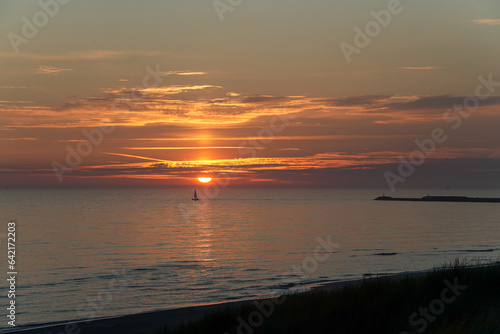 Romantischer Sonnenuntergang am Meer an der Nordsee in den D  nen von D  nemark