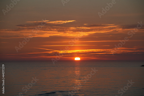 Romantischer Sonnenuntergang am Meer an der Nordsee in den Dünen von Dänemark