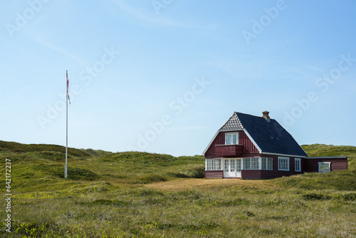 Altes rot weißes Ferienhaus in Bovbjerg in Dänemark an der Küste