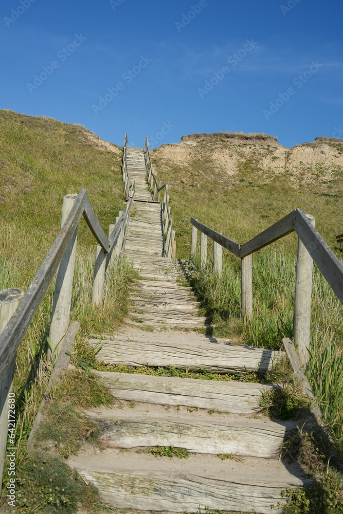 Steiler Holzpfad an der Küste von Jütland in Dänemark an der Nordsee-Küste