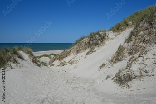 Romantischer Strandaufgang an der Nordseeküste von Dänemark bei Oksby