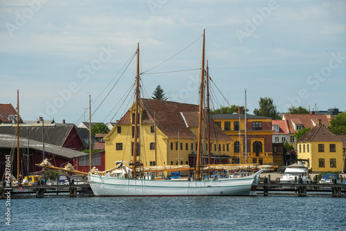 Cuadro en lienzo Altes traditionelles Segelschiff im Hafen von Svendborg in Dänemark