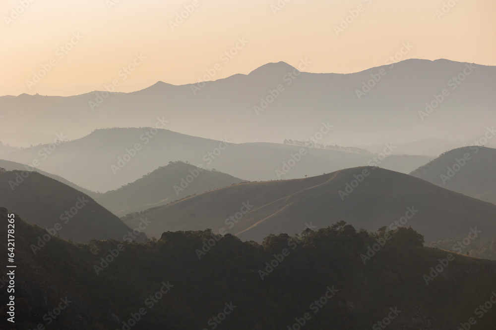  camadas de montanha pôr do sol, Teresópolis, Rio de Janeiro