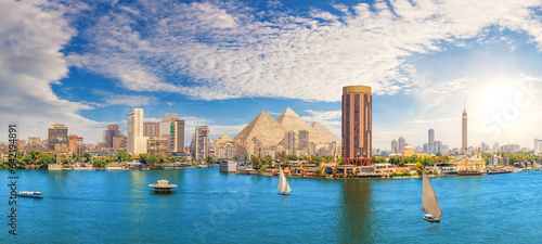 Obraz na płótnie View on the Nile, Cairo city and famous Pyramids in the beautiful panorama of Egypt w salonie