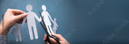 Quadro em tela cut a paper family with scissors