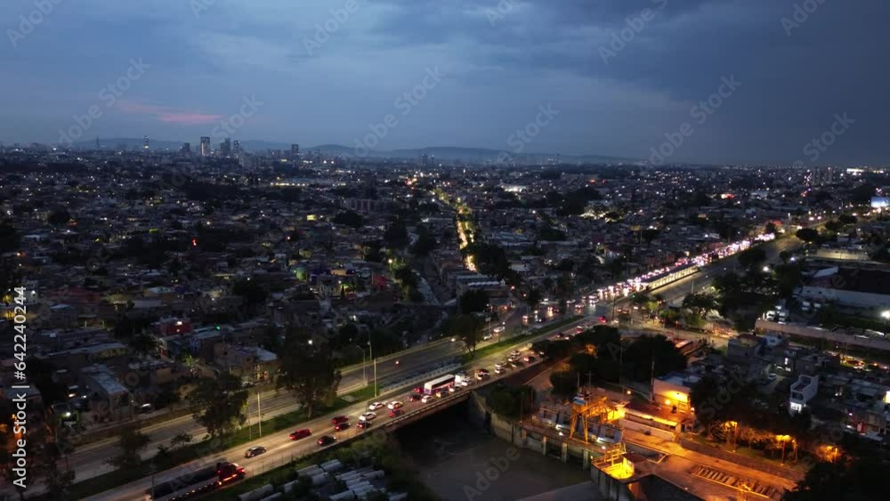 cuidad en la noche con el cielo nublado con lluvia en Guadalajara jalisco México en periférico cargado de trafico autos en movimiento cuidad en la noche con el cielo nublado con lluvia en Guadalajara jalisco México en periférico cargado de trafico autos en movimiento