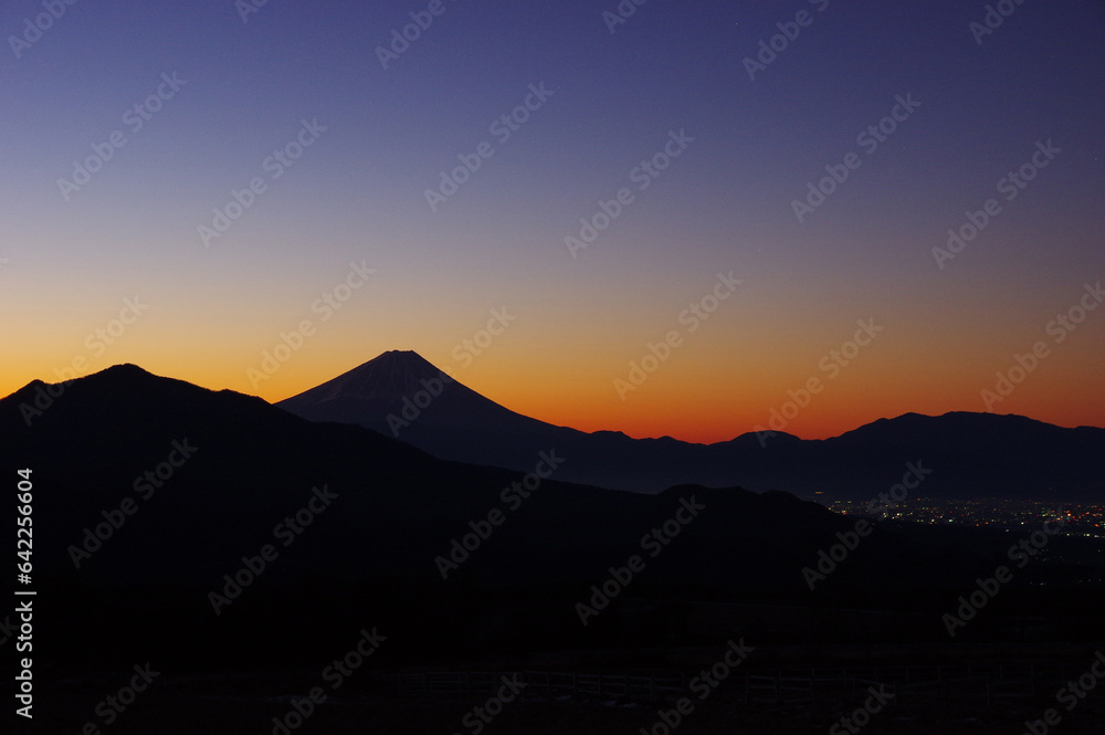清泉寮から望む黎明の富士と夜景