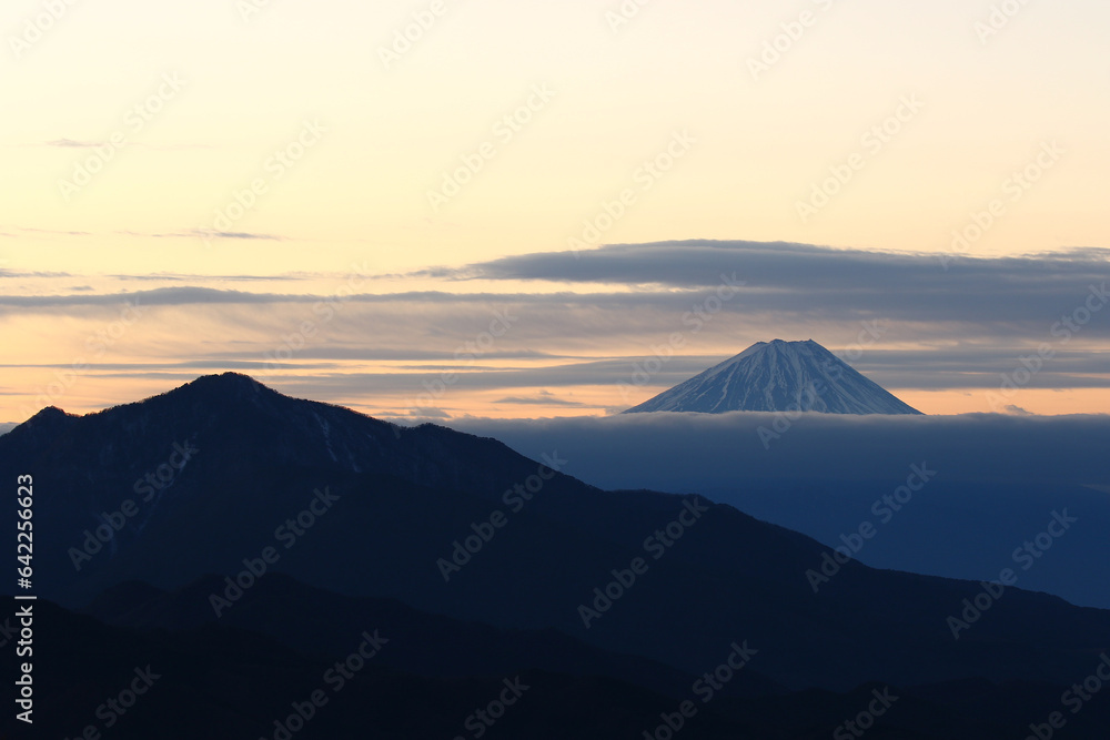 清泉寮から望む黎明の富士山と金ヶ岳