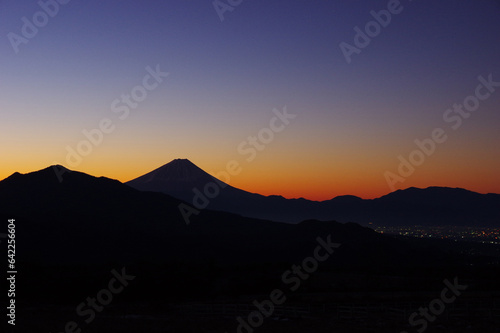 清泉寮から望む黎明の富士と夜景