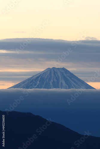 雲海に浮かぶ黎明の富士山