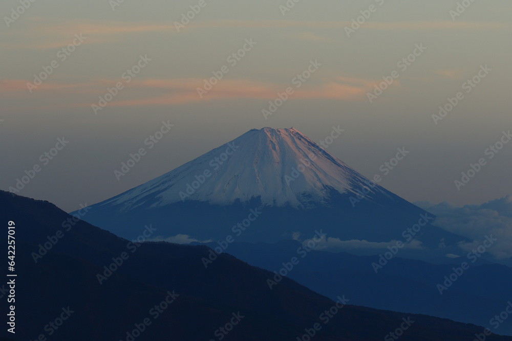 清泉寮前からの夕闇に沈む富士