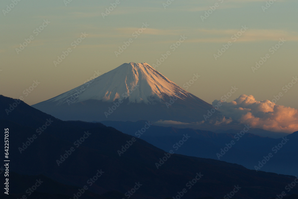 清泉寮前からの残照に映える富士