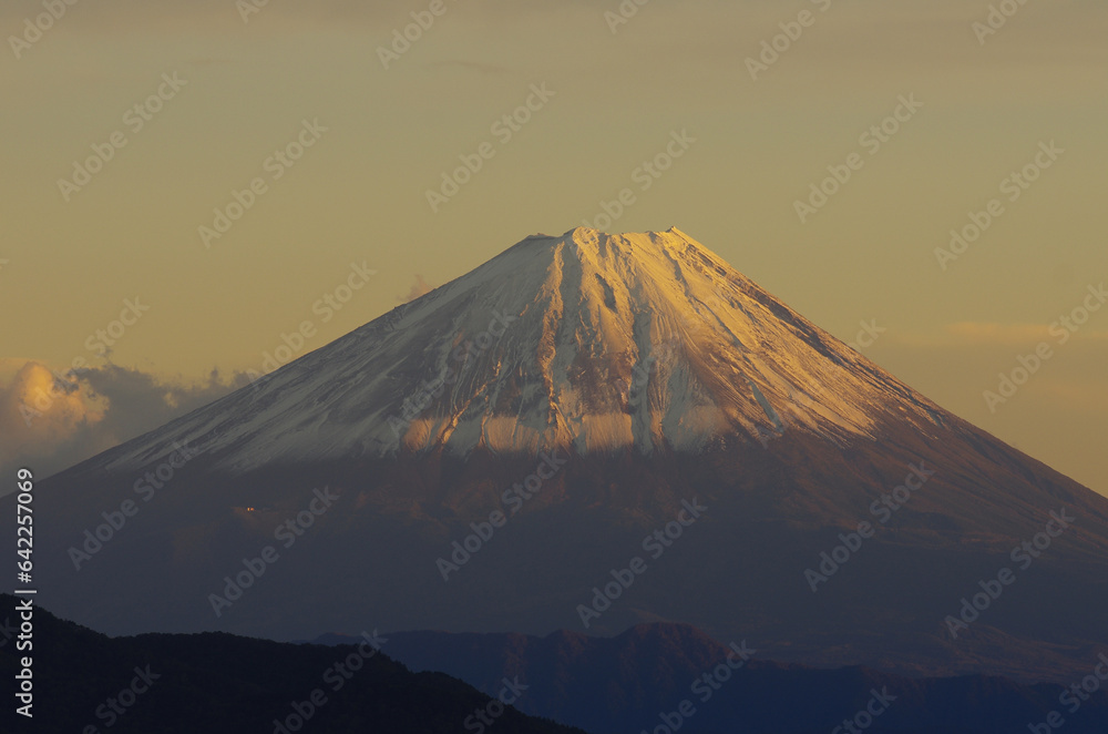 残照に染まる冠雪した富士山