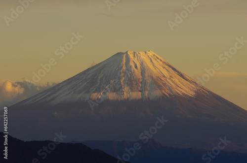 残照に染まる冠雪した富士山