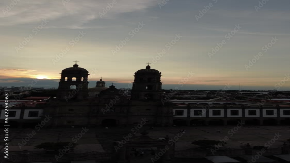 Basílica templo iglesia católica de Zapopan Jalisco México atardecer amanecer anochecer najara en otoño con dron vertical Basílica templo iglesia católica de Zapopan Jalisco México atardecer amanecer anochecer najara en otoño con dron vertical
