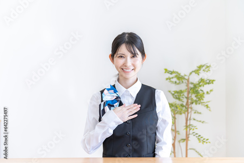 Obraz na plátně 胸に手を当てる制服を着た日本人女性