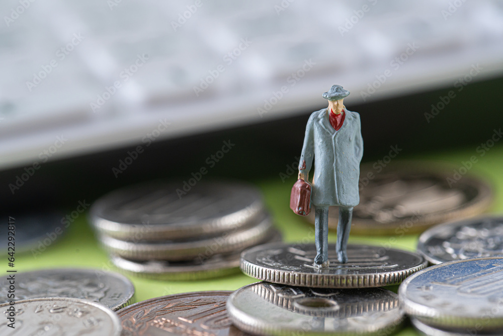 Fototapeta premium お金 硬貨 ミニチュア 家計 費用 エコノミー 節約