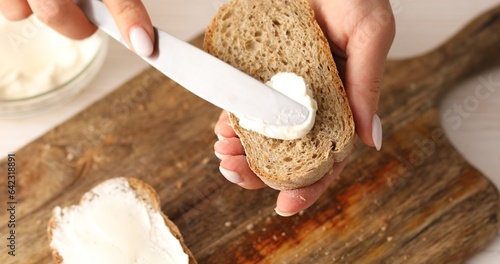 Foto Spreading cheese or butter spread on bread