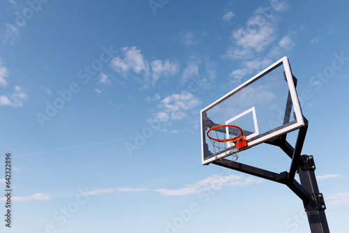 Cuadro en lienzo A new basketball hoop against a clear blue sky