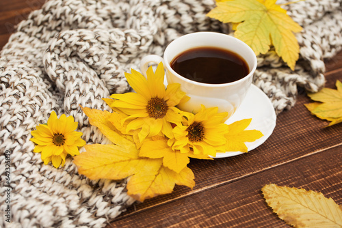 filiżanka kawy w jesienny poranek, kawa o poranku i żółte kwiaty słonecznika i jesienny widok na las 