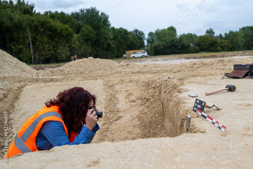 femme archéologue prenant des photos sur un site de fouilles  photo