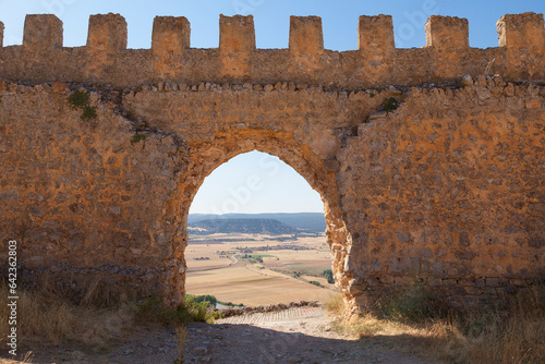 Castillo de Gormaz fortaleza Islamíca de los Califas en Burgos , España, en ruinas con muros de piedras y puertas en arco árabes con vistas al campo labrado, 