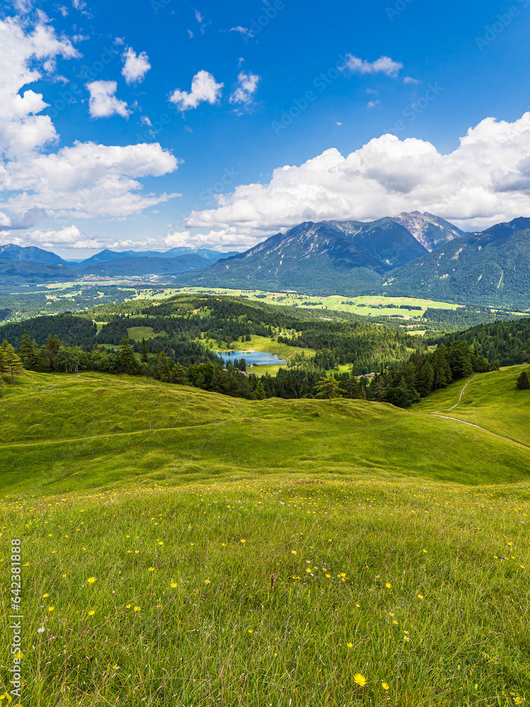 Blick vom Hohen Kranzberg auf das Karwendelgebirge und Estergebirge bei Mittenwald