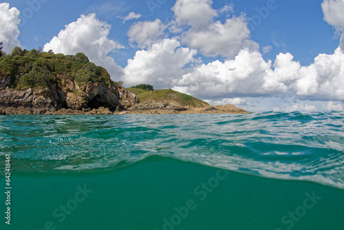 mer bleu translucide à plouha dans les côtes d'armor - bretagne photo