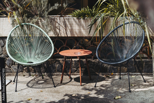 Décoration d'un patio et terrasse avec du mobilier coloré - Style rétro avec des fauteuils Acapulco