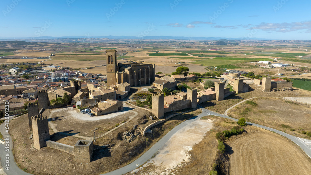 vista aérea del hermoso cerco de Artajona en la comunidad foral de Navarra, España