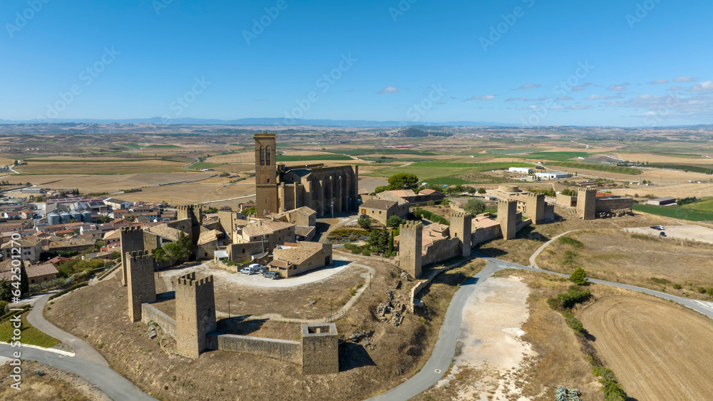 vista aérea del hermoso cerco de Artajona en la comunidad foral de Navarra, España
