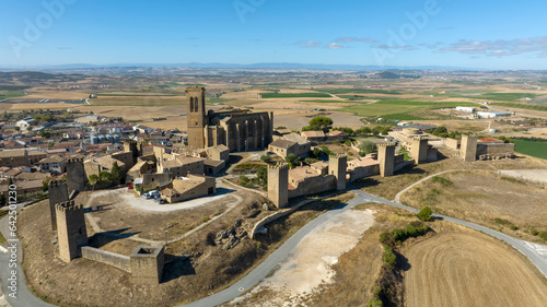 vista aérea del hermoso cerco de Artajona en la comunidad foral de Navarra, España photo