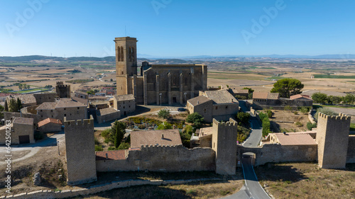 vista aérea del hermoso cerco de Artajona en la comunidad foral de Navarra, España	