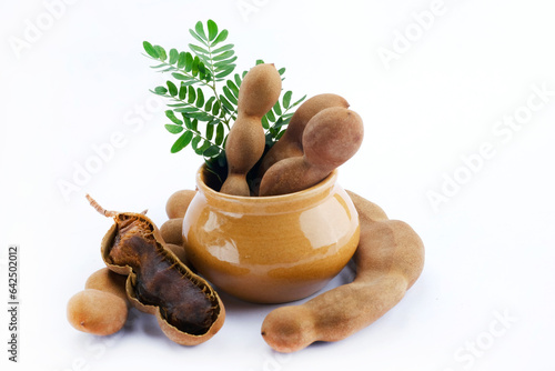 Fotografia fresh Delicious ripe tamarinds, tamarind with brown pulp with green leaf