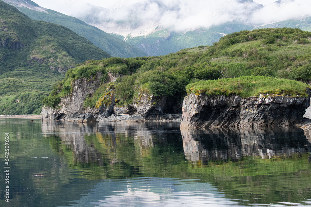 Malerische Küstenlandschaft mit Reflektionen - Aleuten, Alaska Malerische Küstenlandschaft mit Reflektionen - Aleuten, Alaska