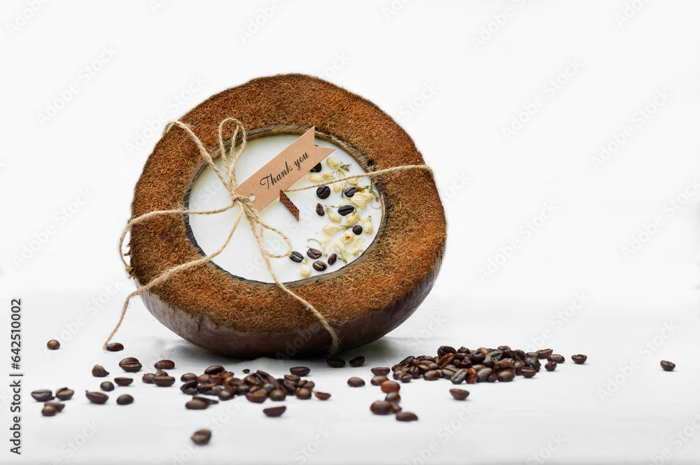 Fototapeta premium Świeczka zapachowa kokos kawa na białym tle