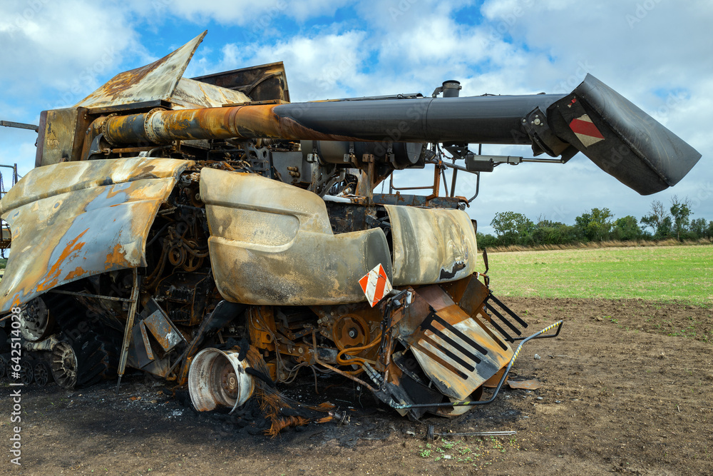 une moissonneuse batteuse détruite par le feu dans un champ de la campagne française en Europe une moissonneuse batteuse détruite par le feu dans un champ de la campagne française en Europe
