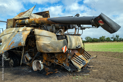 une moissonneuse batteuse détruite par le feu dans un champ de la campagne française en Europe