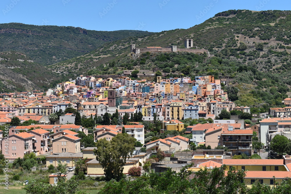 vue sur le village de Bosa en Sardaigne Italie