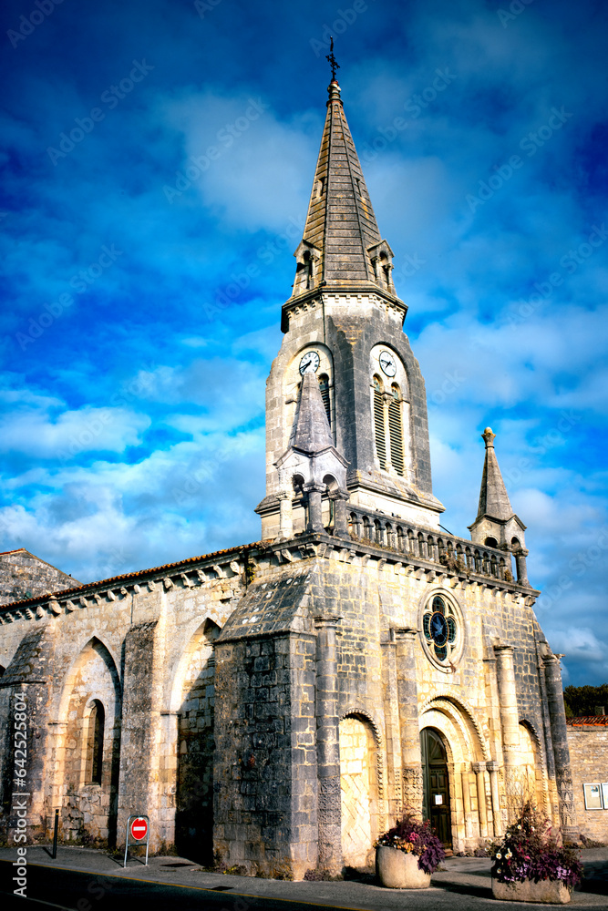 vue de l'église du village de Saint Denis d'Oléron en Charente Maritime en France en Europe. 