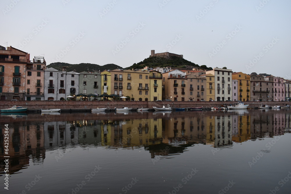village de Bosa et sa rivière Temo en Sardaigne Italie