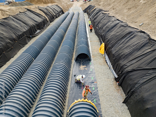 Fotografía workers in a trench installing rainwater collection pipes
