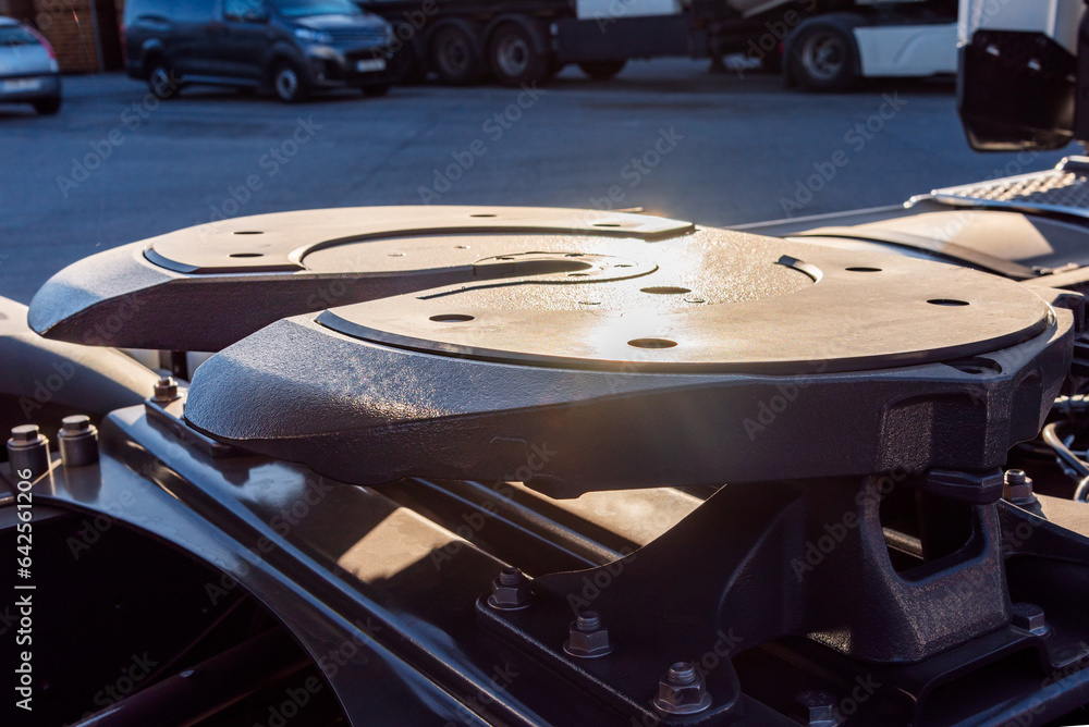 Platform on the truck chassis where the semi-trailer is attached, also called fifth wheel. Platform on the truck chassis where the semi-trailer is attached, also called fifth wheel.