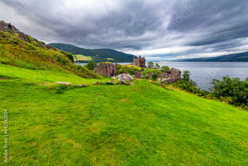 Obraz na plátně The medieval ruins of the hilltop Urquhart Castle fortification along the shores of Loch Ness lake near Inverness, Scotland, in the Scottish Highlands